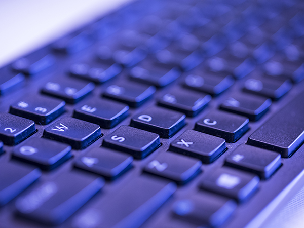 Purple-tinted English QWERTY keyboard